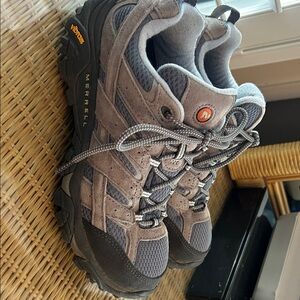 Merrell 8.5 women’s Brown and Gray hiking Shoes